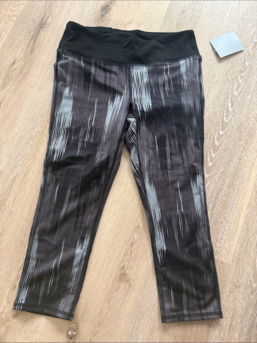 GAP Black & Gray Patterned Capri Leggings